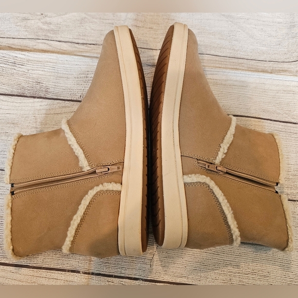 Clarks Women's Size 10 Cloudsteppers Step Glow Rose Fleece Lined Ankle Boots - Picture 3 of 7